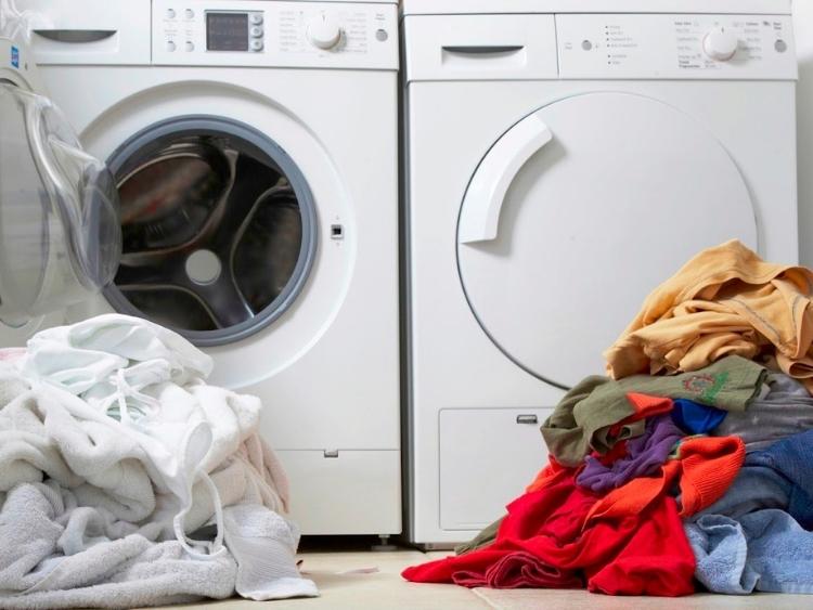 cách tẩy quần áo bị dính màu