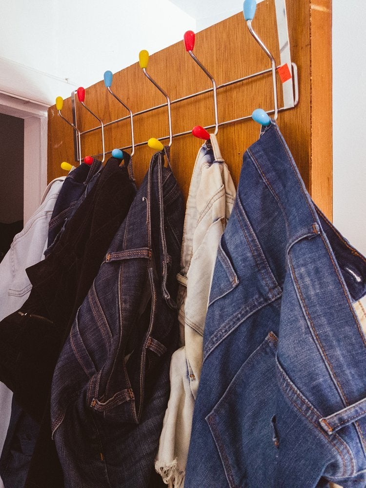 Cách treo quần áo đúng cách giúp tiết kiệm diện tích