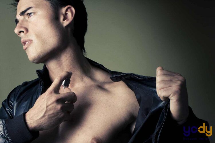 cách xịt nước hoa nam