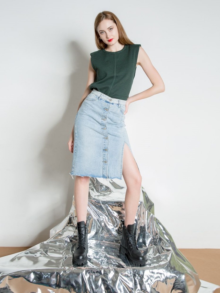 16 Cách phối chân váy jean dài cực trẻ trung, sành điệu 16 Cách Phối Chân Váy Jean Dài Cực Trẻ Trung, Sành Điệu