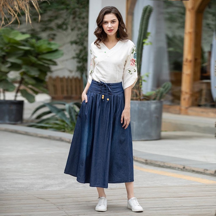 Chân váy bò mặc với áo gì