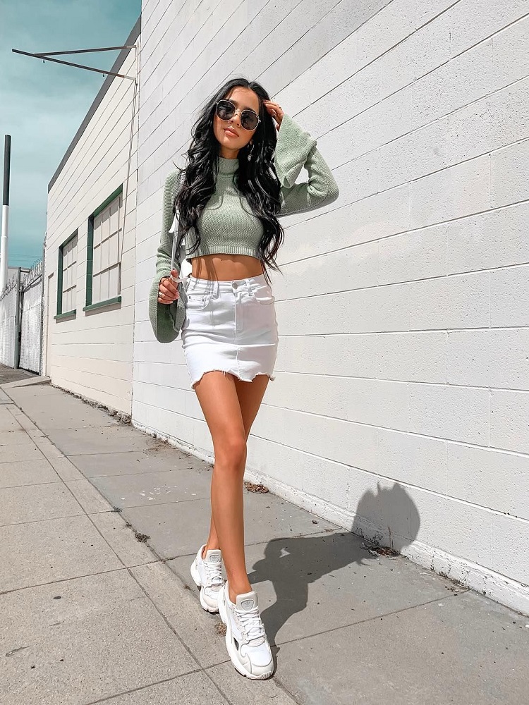 Mix chân váy bò với crop top