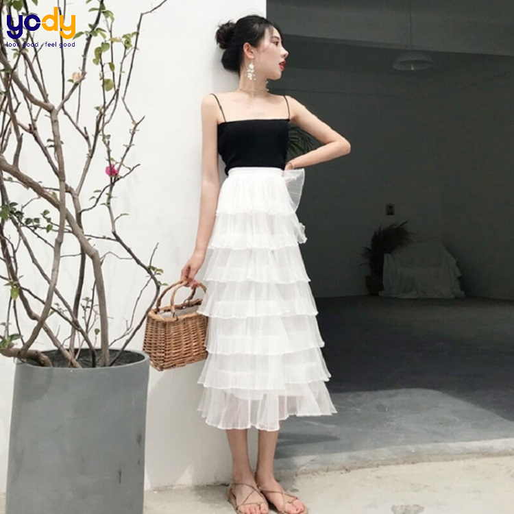 Phối chân váy dài trắng cùng áo 2 dây