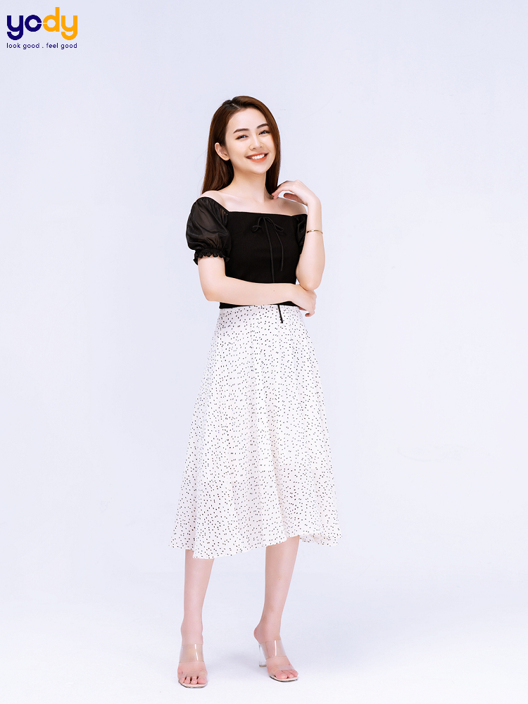 Mix chân váy midi dài xếp ly hoa nhí với áo hở vai