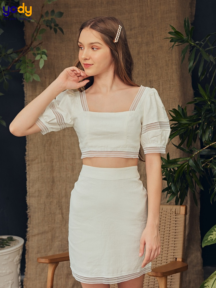 Phối chân váy dài trắng với áo croptop