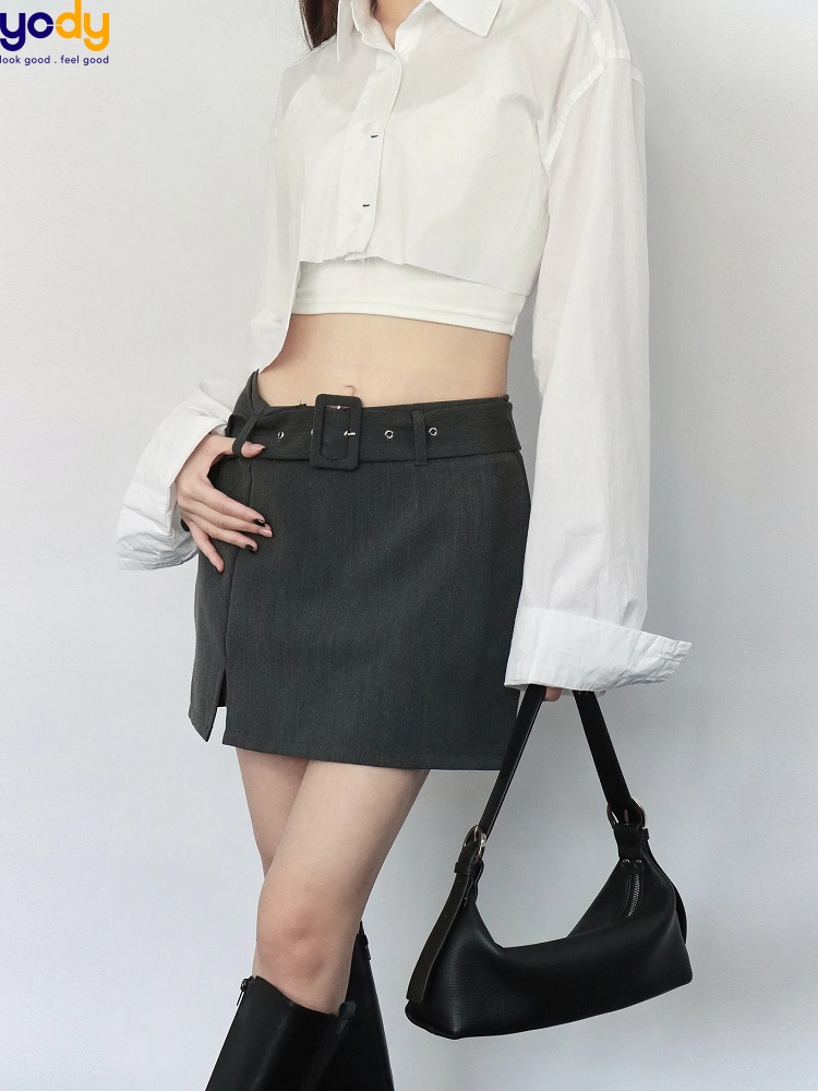 chân váy xẻ tà ngắn