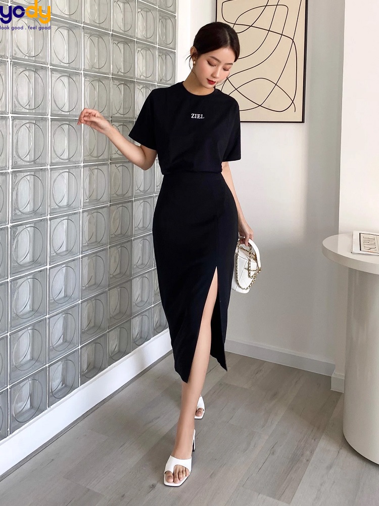 Đầm lụa đen dáng suông xẻ tà KK120-27 | Thời trang công sở K&K Fashion