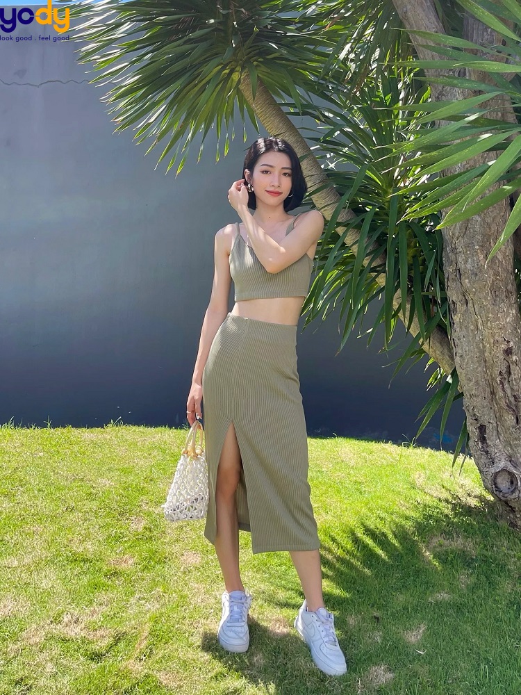 mẫu Chân váy xẻ tà trước