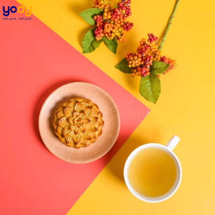 Ảnh bánh trung thu trên nền đỏ và vàng