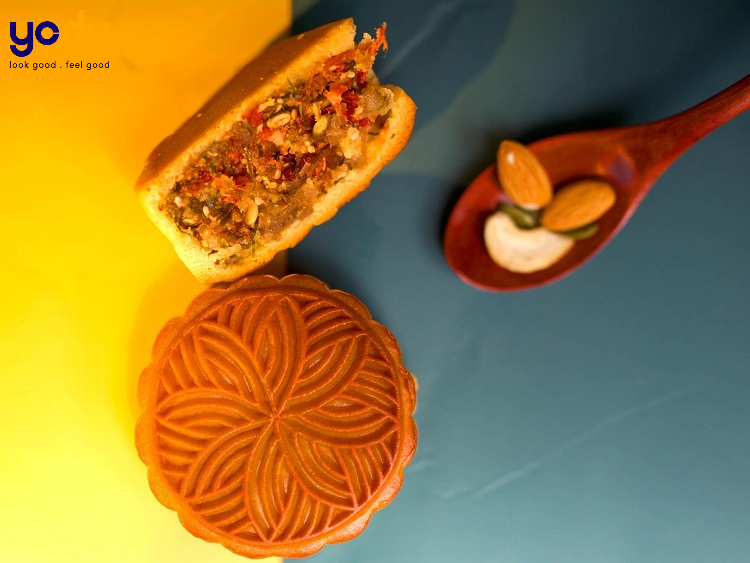 Ảnh bánh trung thu trên nền xanh và vàng