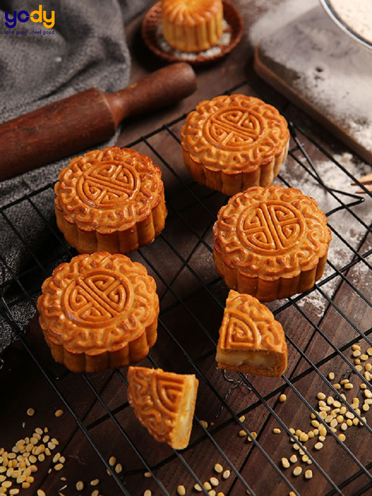 Bức hình bánh trung thu trên nền gỗ