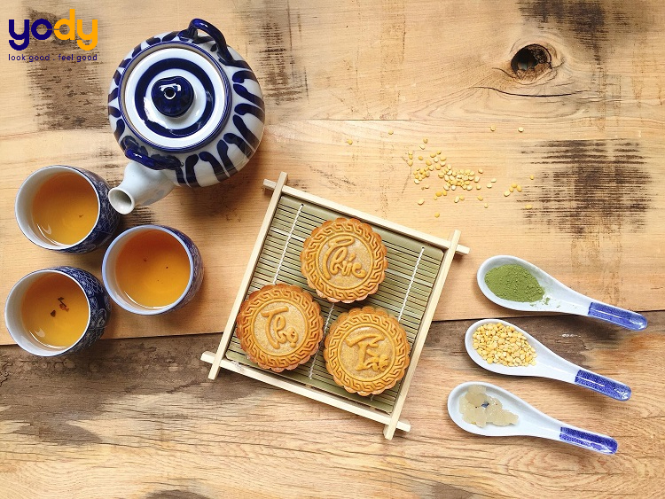 Nền gỗ làm nổi bật chiếc bánh trưng