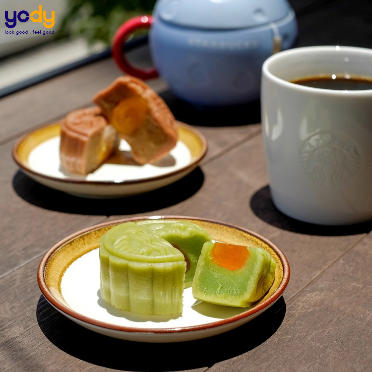Chụp ảnh bánh trung thu trên nền gỗ với tách trà