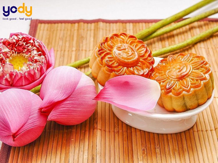 Shot hình bánh trung thu trên tấm tre cùng bông sen sắp nở