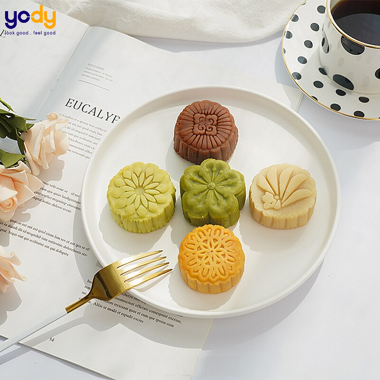 Sử dụng nền trắng để làm bật lên chiếc bánh trung thu màu sắc