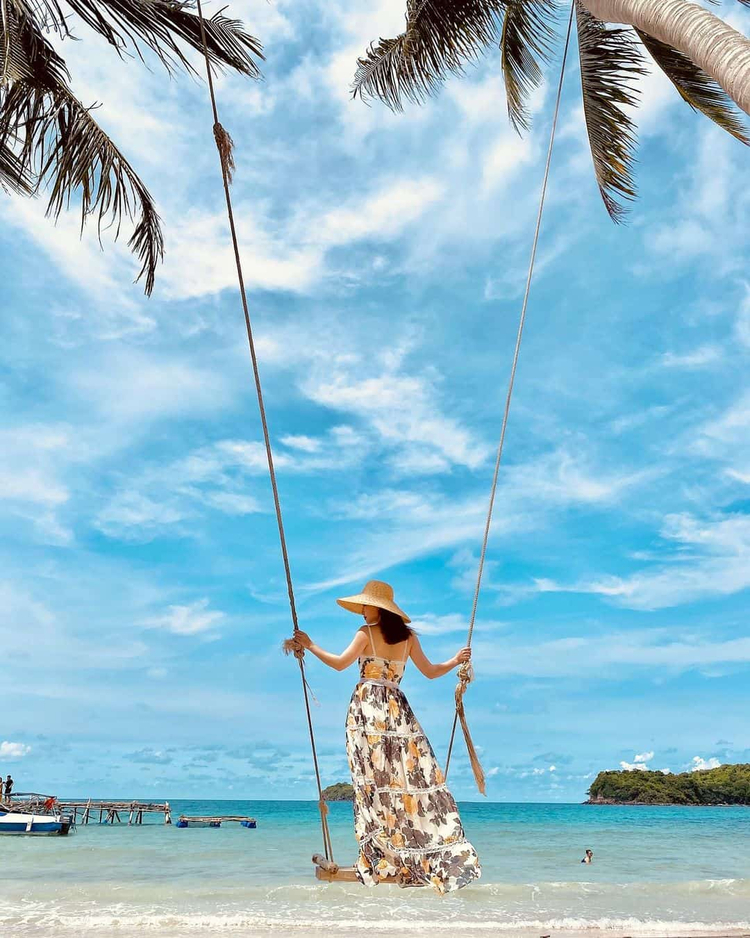 Chụp ảnh từ đằng sau đứng trên xích đu