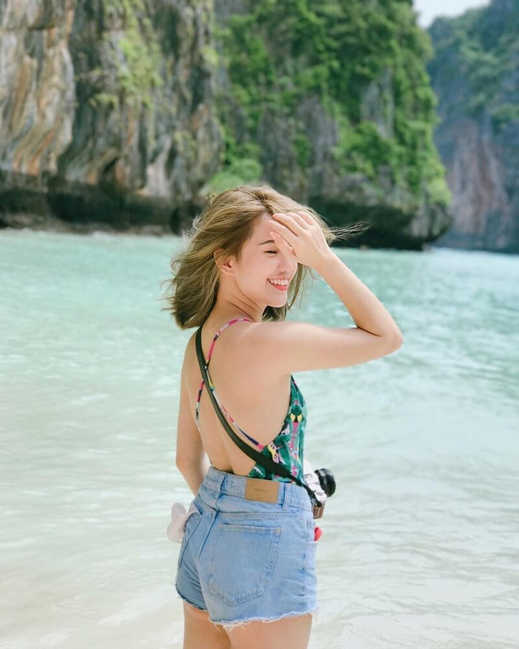 Tạo dáng vuốt tóc chụp từ sau