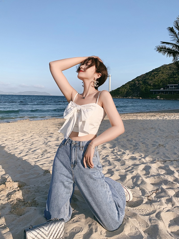 Tạo dáng quyến rũ ở bãi cát