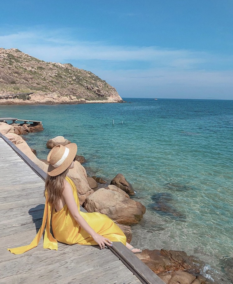 Chụp ảnh deep với mũ rộng vành