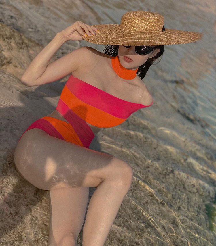 Tạo dáng cool ngầu với mũ rộng vành
