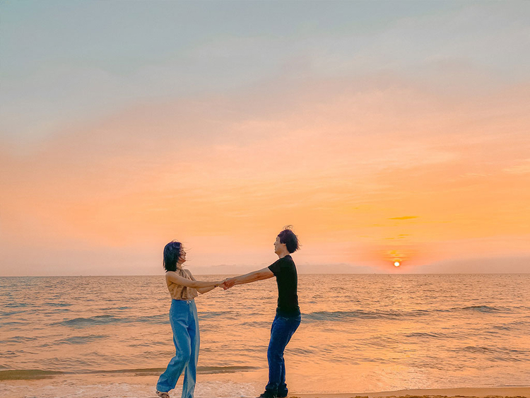 Chụp ảnh cùng người yêu lúc hoàng hôn