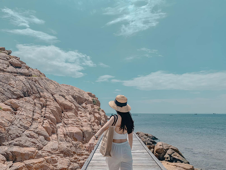 Tạo dáng chụp đẹp ở biển