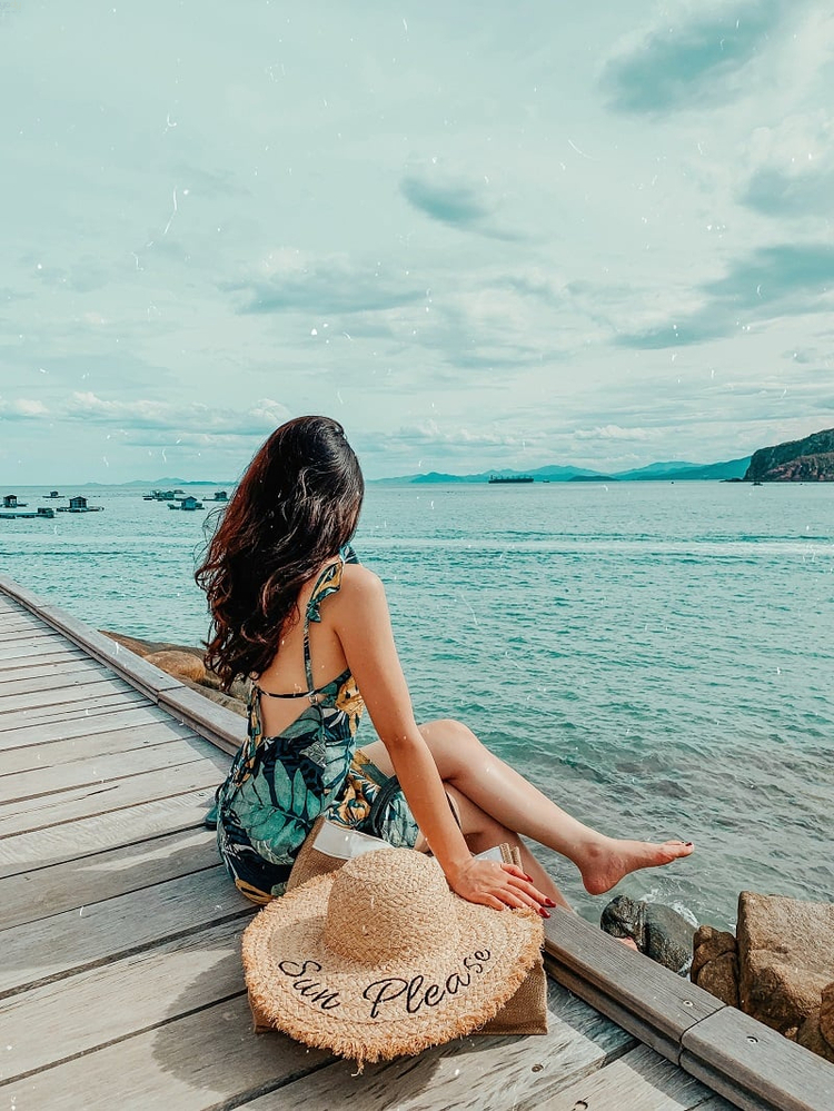 Chụp đằng sau đưa ánh mặt nhìn xa xăm