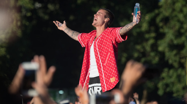 Justin Bieber (Justin Bieber) mặc áo LV x Supreme