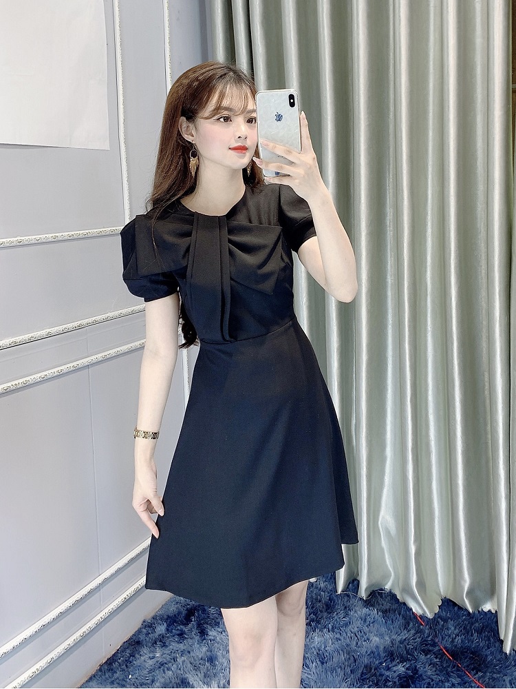 đầm đen dự tiệc