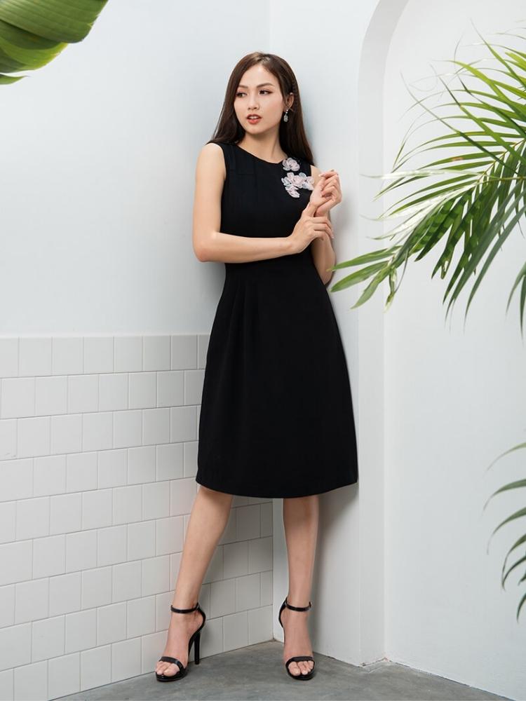 9 mẫu đầm đen dự tiệc cho người mập cực HOT HIT hiện nay 9 Mẫu Đầm Đen Dự Tiệc Cho Người Mập Cực Hot Hit Hiện Nay