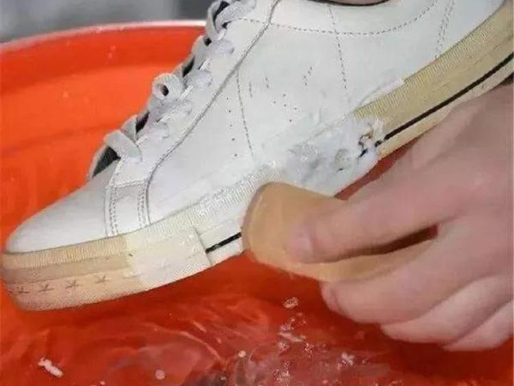 Dùng bột giặt để loại bỏ đế giày bị ố vàng