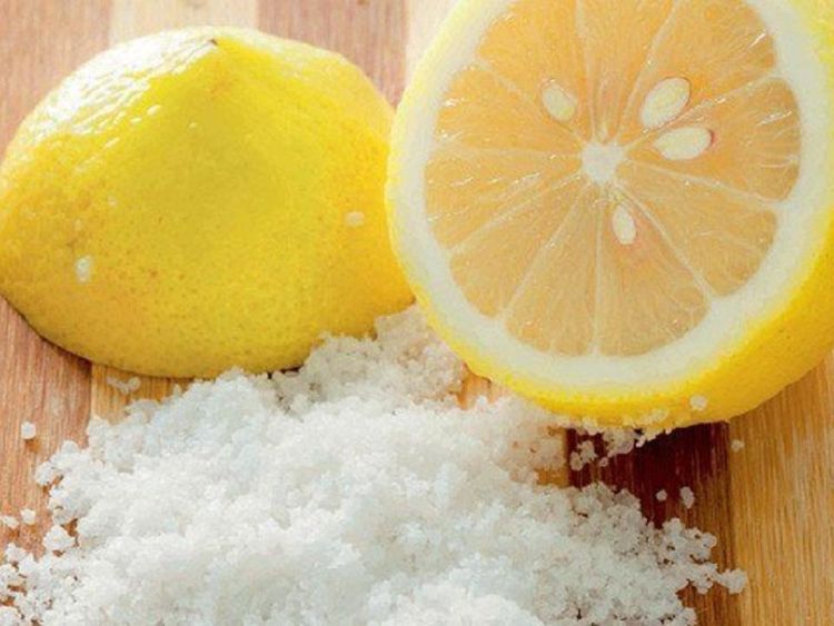 Sử dụng chanh và muối tẩy đế giày bị ố vàng
