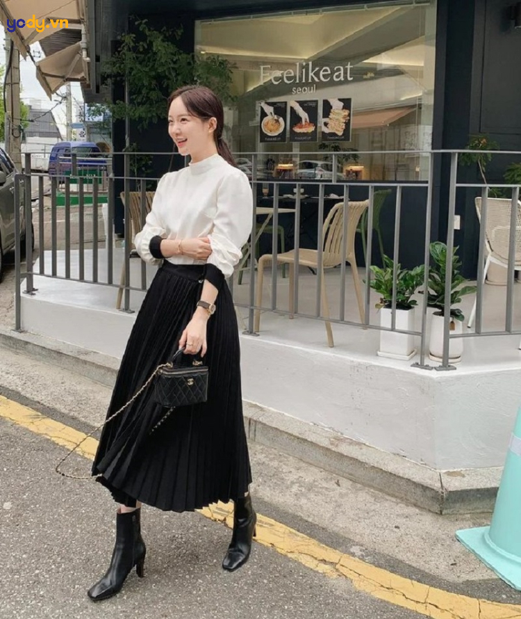 Phối boot cổ lửng với chân váy dài
