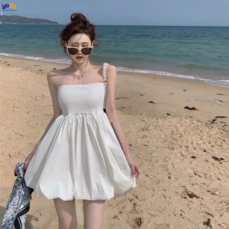 Váy trắng ngắn đi biển
