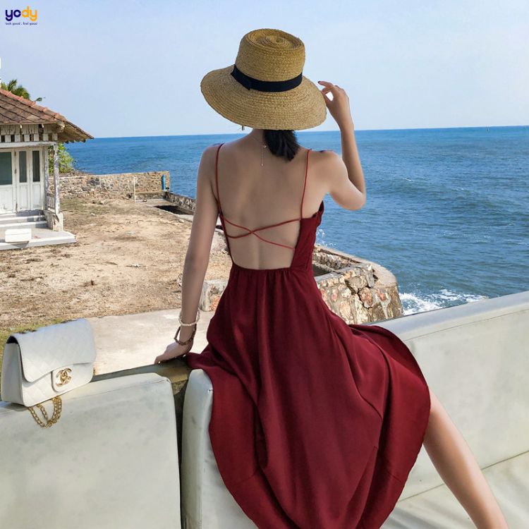 Váy hở lưng đi biển