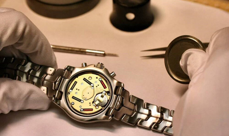 đồng hồ máy Quartz
