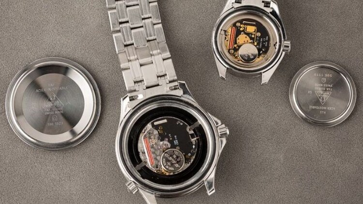 đồng hồ máy Quartz
