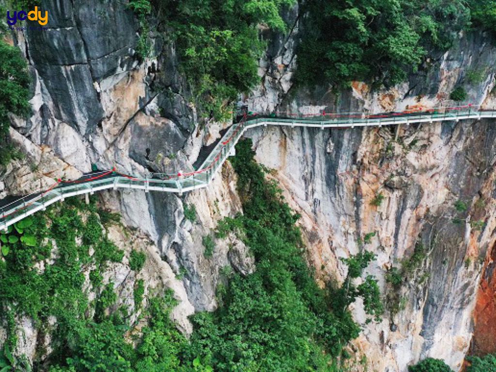 ví như con rồng màu trắng đang chạy vắt qua các sườn núi