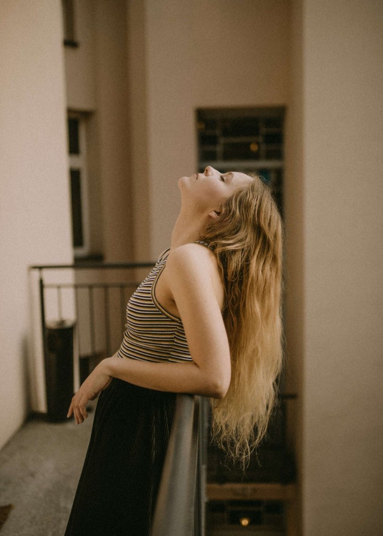 Người gaslighting luôn khiến bạn cảm thấy tự ti