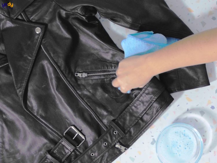 Giặt tay áo da với những vết bẩn nhỏ