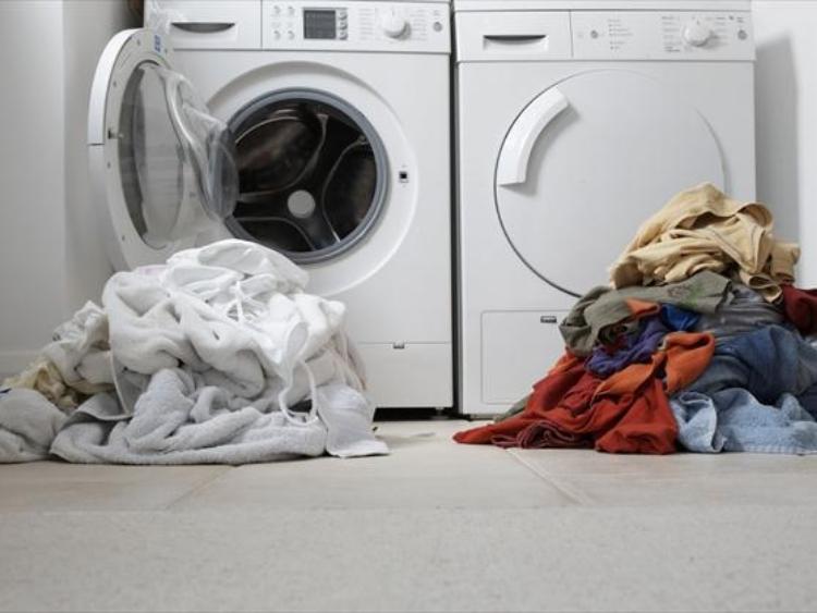 Phân chia quần áo và xử lý vết bẩn trước khi giặt khô