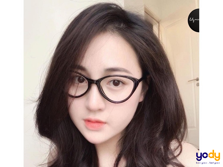 Gọng kính mắt mèo hợp với khuôn mặt nào