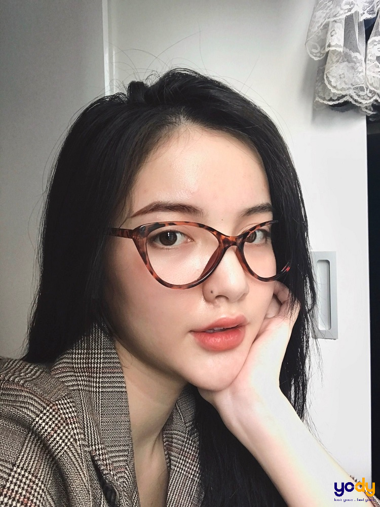 Gọng kính mắt mèo hợp với khuôn mặt nào