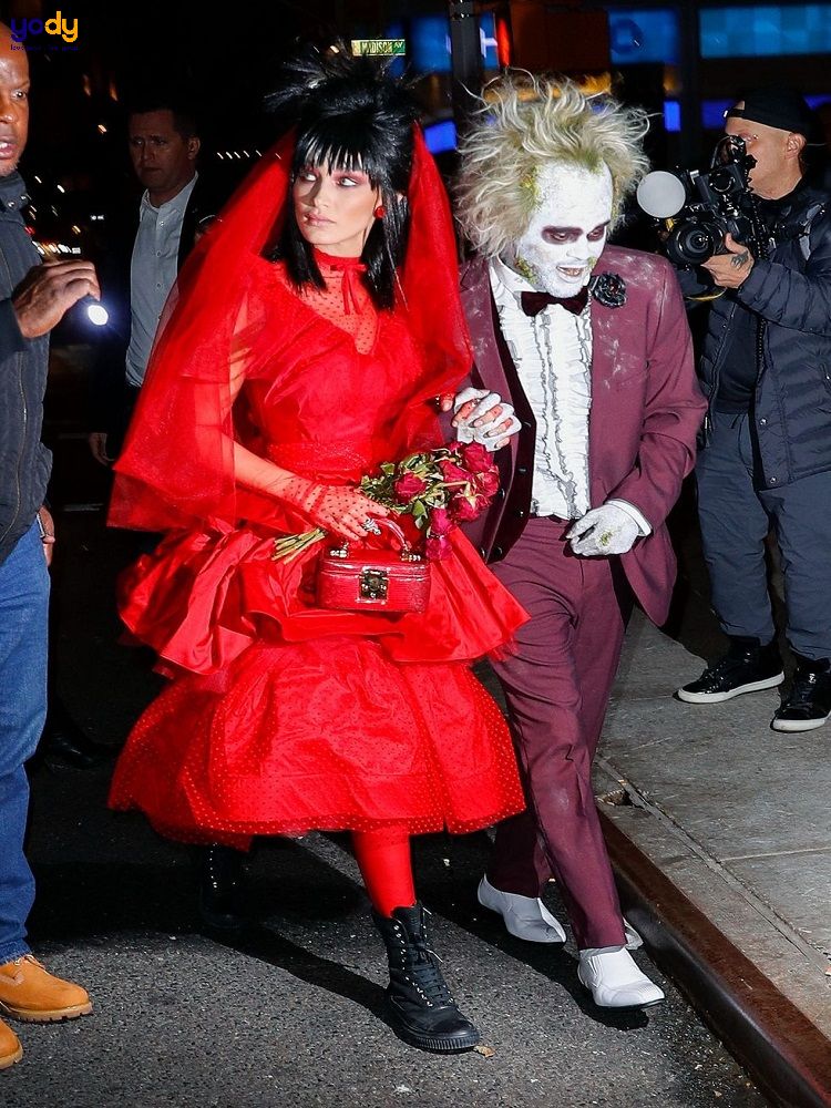 Hoá trang trong bộ trang phục Halloween
