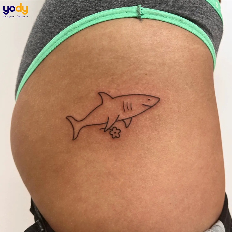 Tattoo cá mập cầm hoa