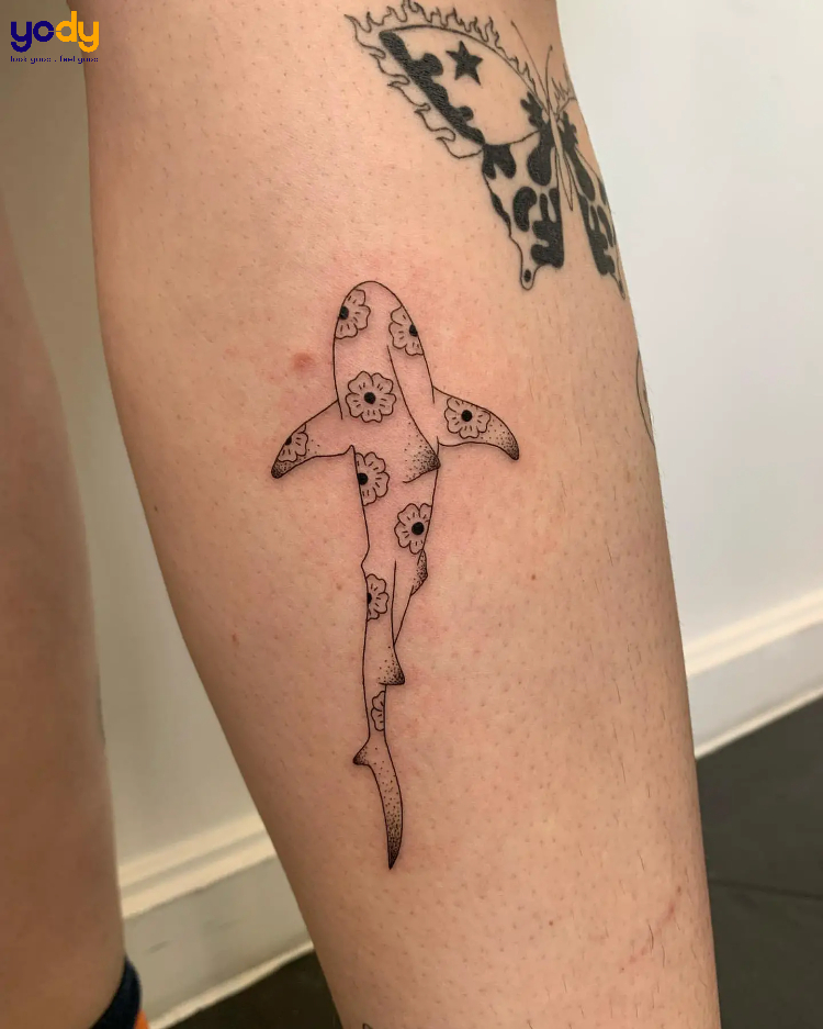 Tattoo cá mập hoạ tiết hoa