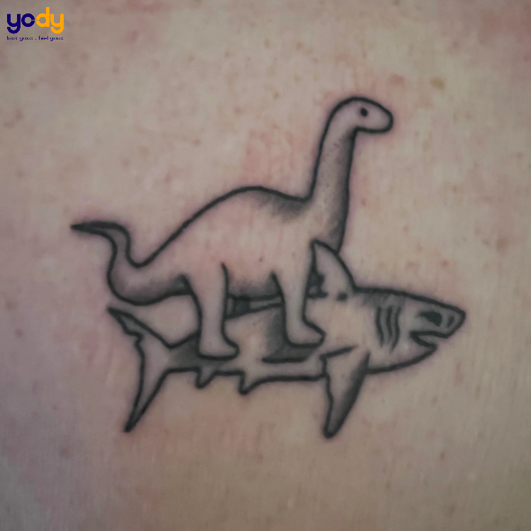 Tattoo khủng long giữa cá mập