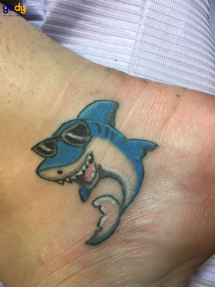 Tattoo cá mập đeo kính ngầu