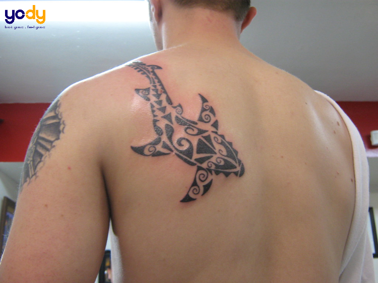 Tattoo cá mập tribal ở lưng cool ngầu