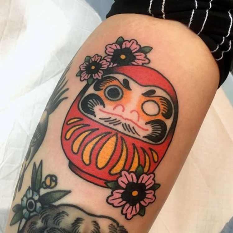Daruma với hoa anh đào